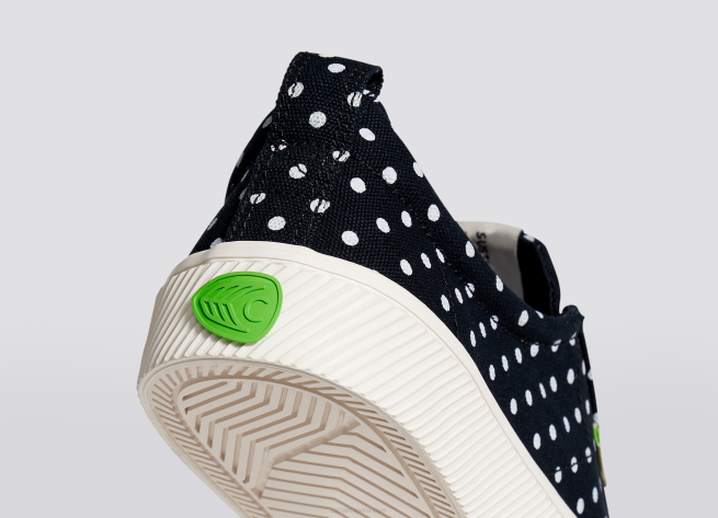 hombres Cariuma lienzo de lunares negros X60650